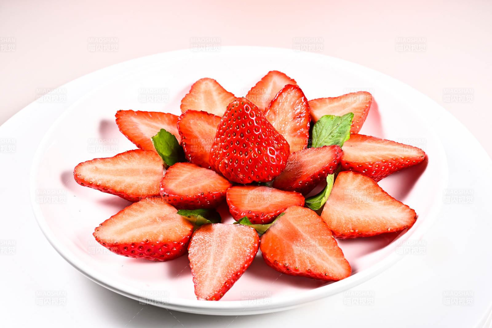 鲜红欲滴的草莓创意摆盘图片