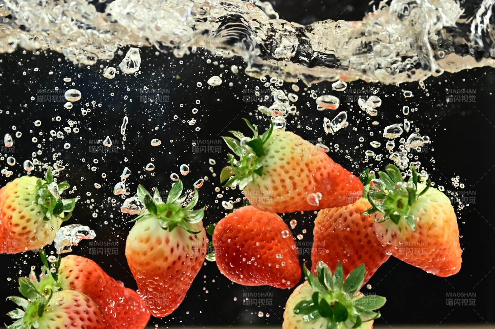 草莓落水的瞬间特写图片