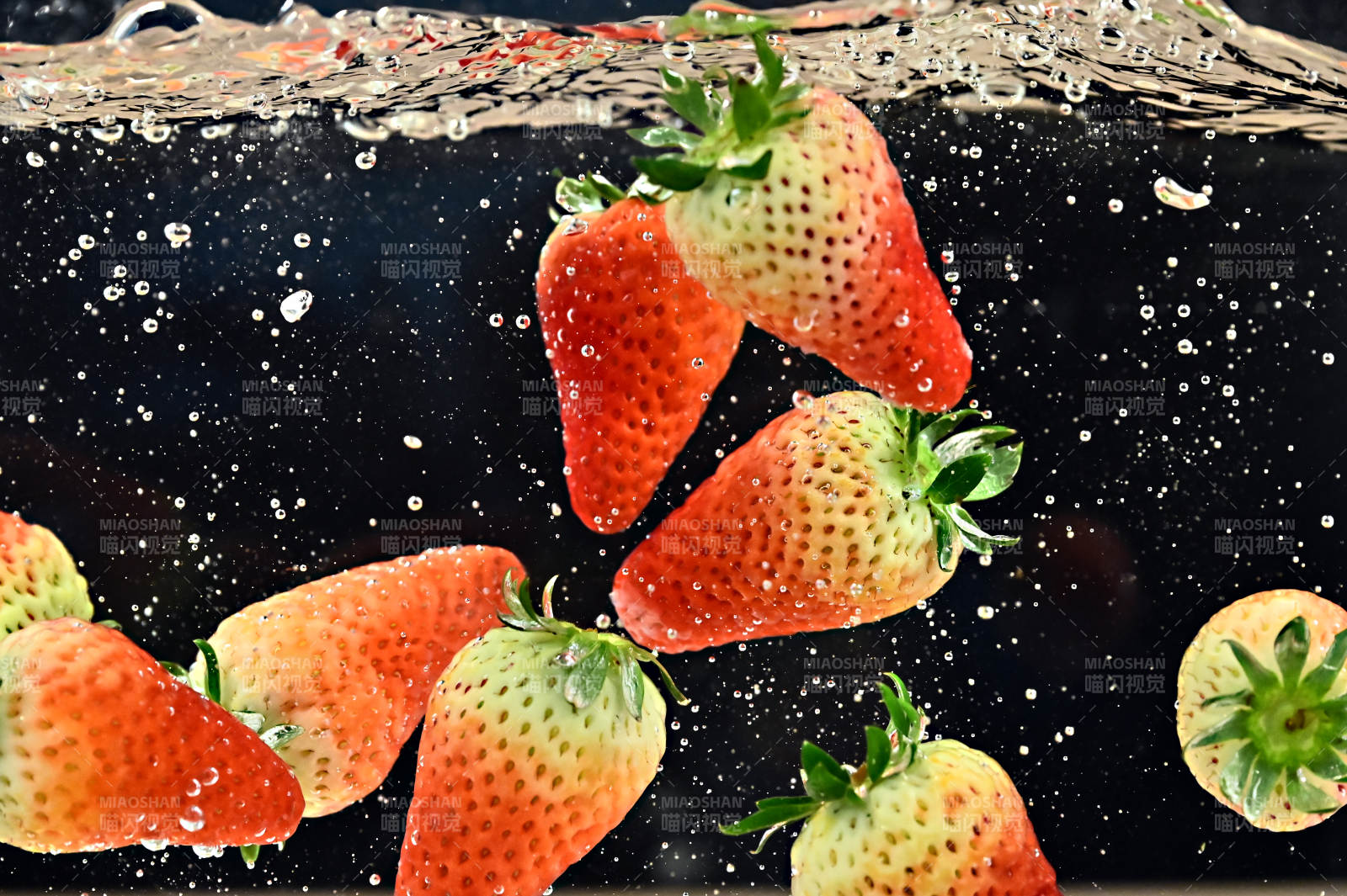 草莓落水的瞬间特写图片