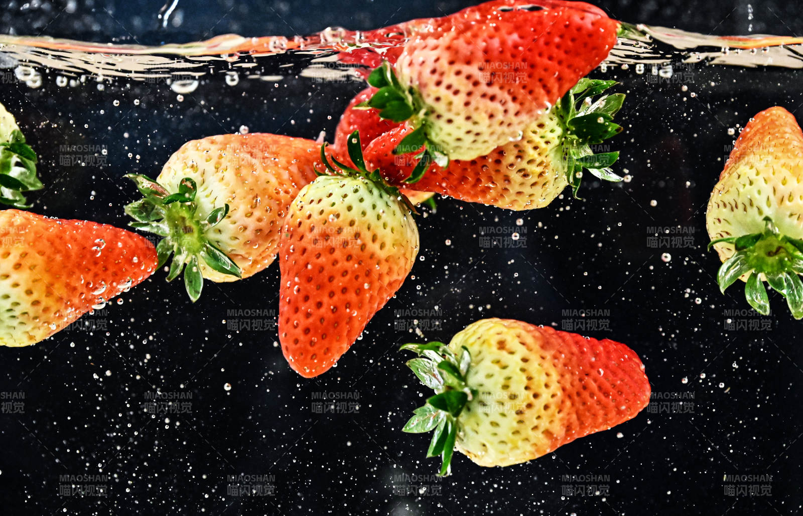 草莓落水的瞬间特写图片