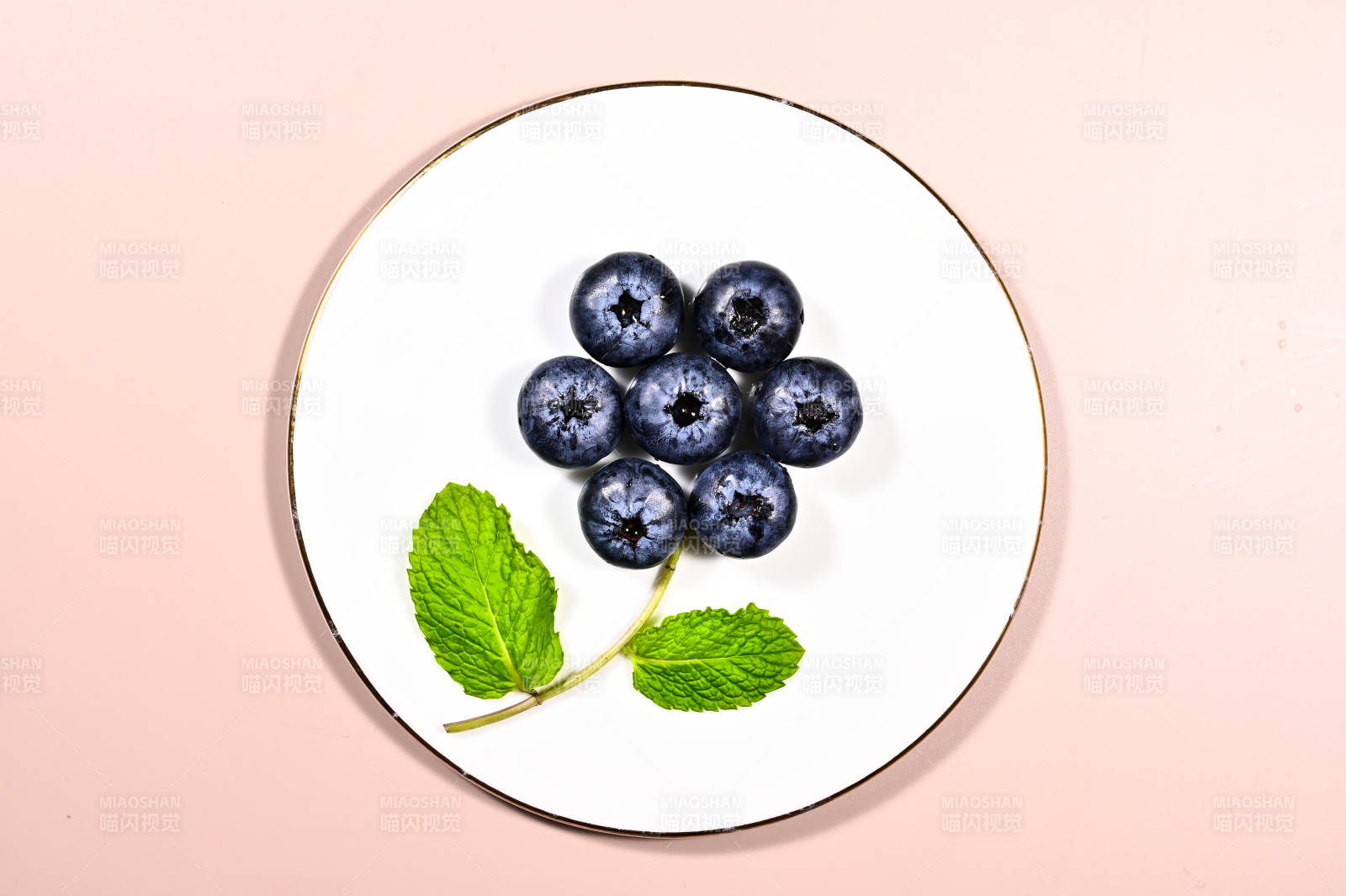 蓝莓创意花朵摆盘图片