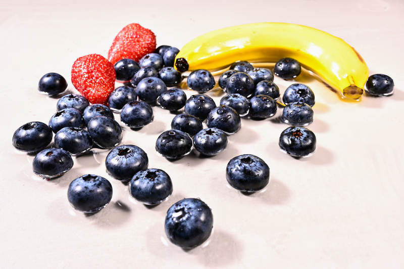 新鲜蓝莓香蕉草莓水果图片