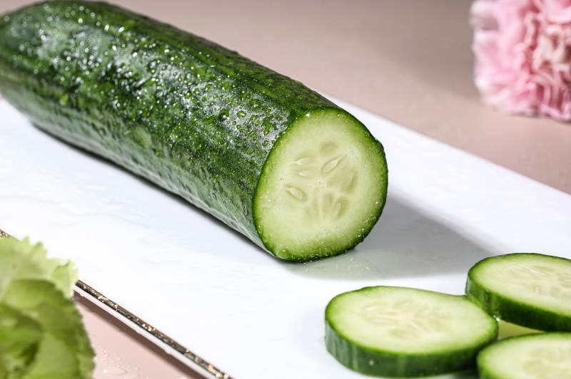 新鲜翠绿水果黄瓜创意特写图片