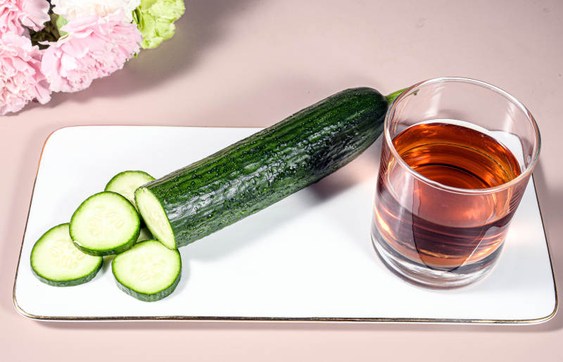 新鲜翠绿水果黄瓜创意特写图片