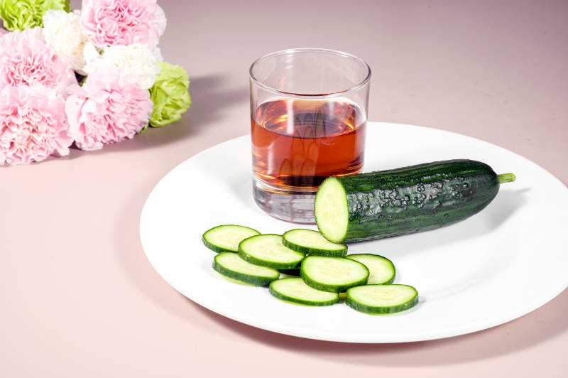 新鲜翠绿水果黄瓜创意特写图片