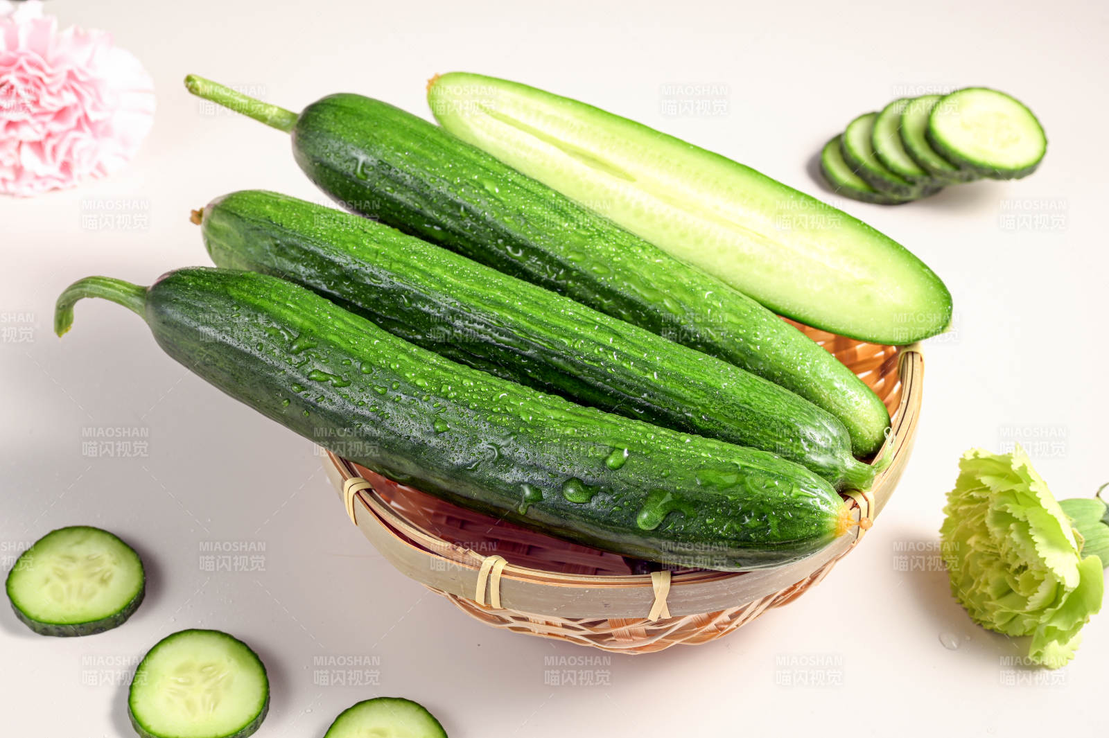 新鲜翠绿水果黄瓜创意特写图片
