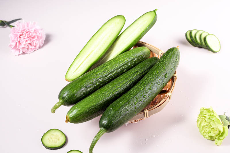 新鲜翠绿水果黄瓜创意特写图片