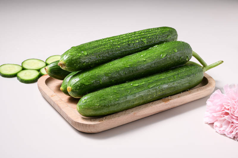 新鲜翠绿水果黄瓜创意特写图片