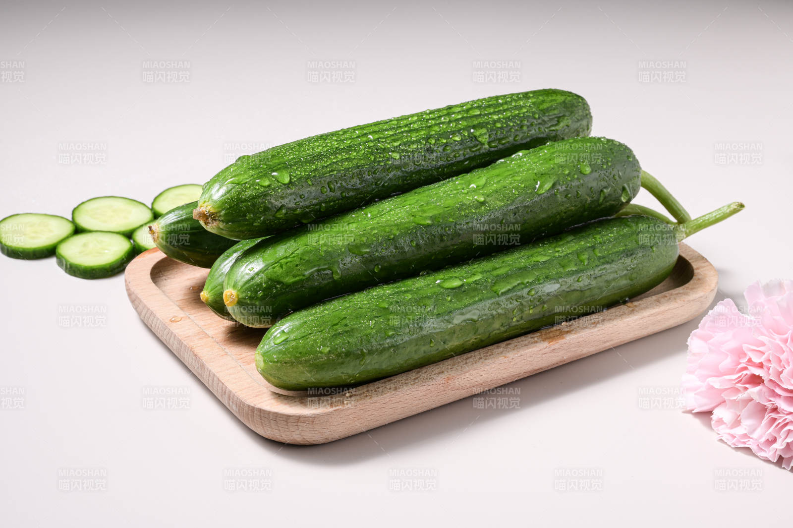 新鲜翠绿水果黄瓜创意特写图片