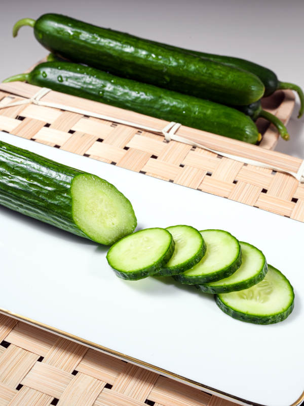 新鲜翠绿水果黄瓜创意特写图片