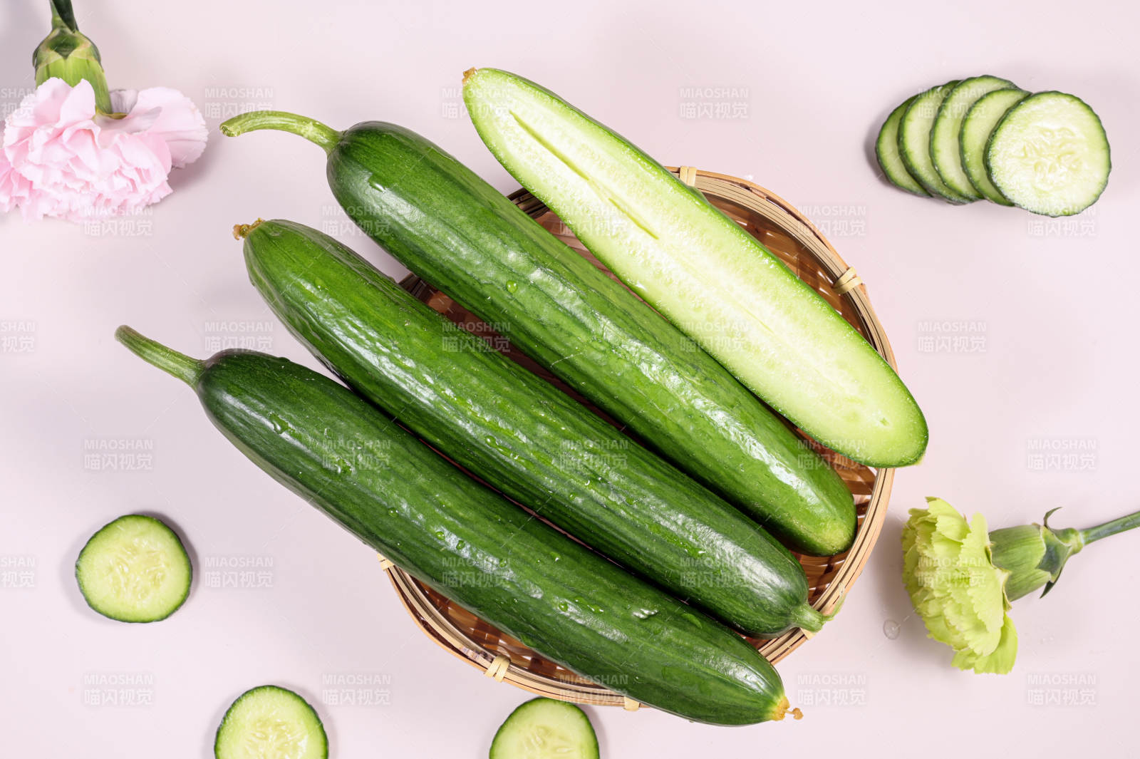 新鲜翠绿水果黄瓜创意特写图片