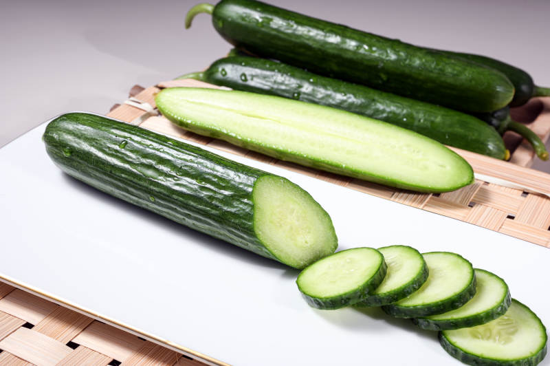 新鲜翠绿水果黄瓜创意特写图片