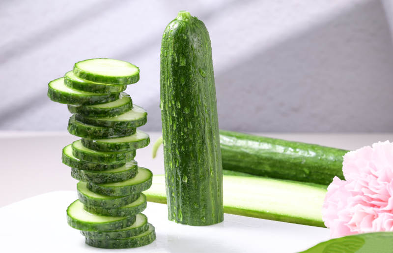 新鲜翠绿水果黄瓜创意特写图片