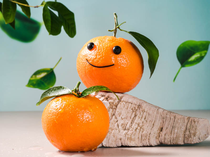 带笑脸表情的沃柑特写图片