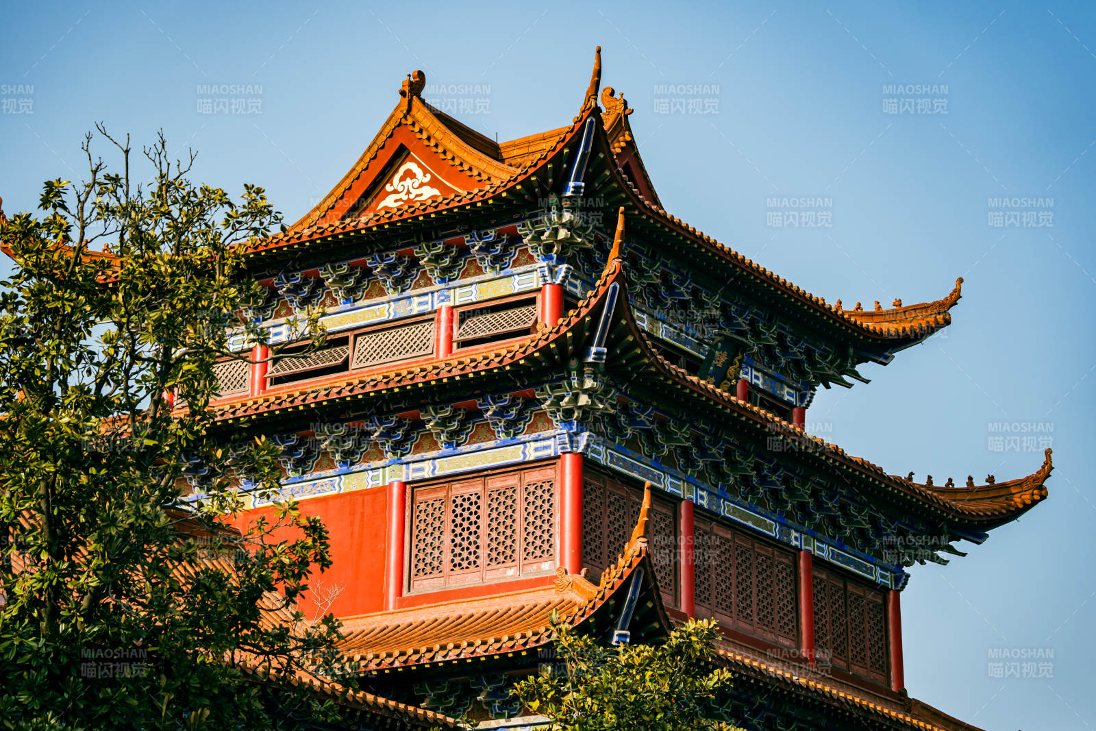 古塔飞檐映蓝天图片