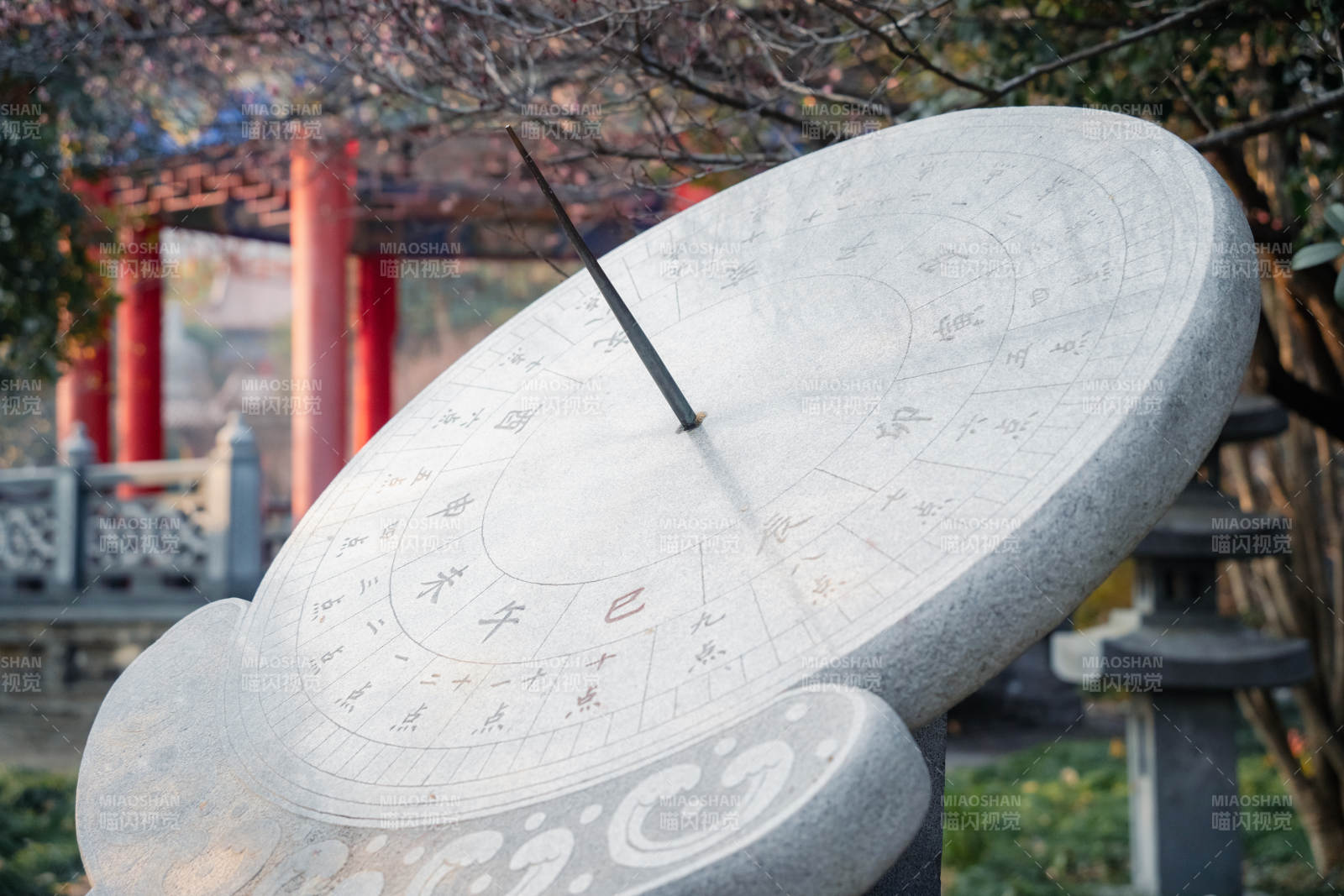 古园石晷静影图片