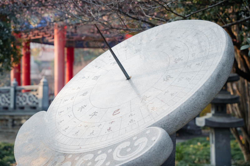 古园石晷静影图片