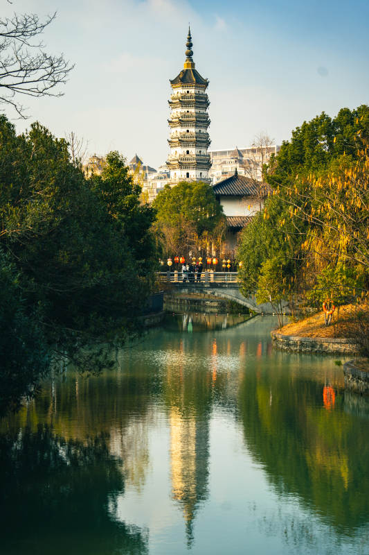 塔影映水 静谧园林图片
