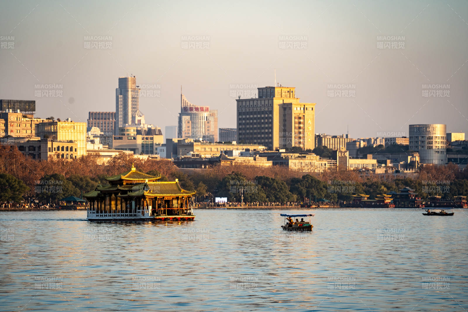 湖畔城市风光图片