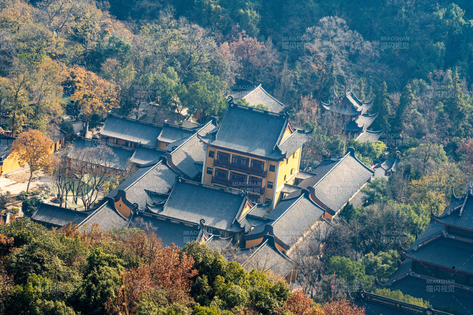 山间古寺秋色图片