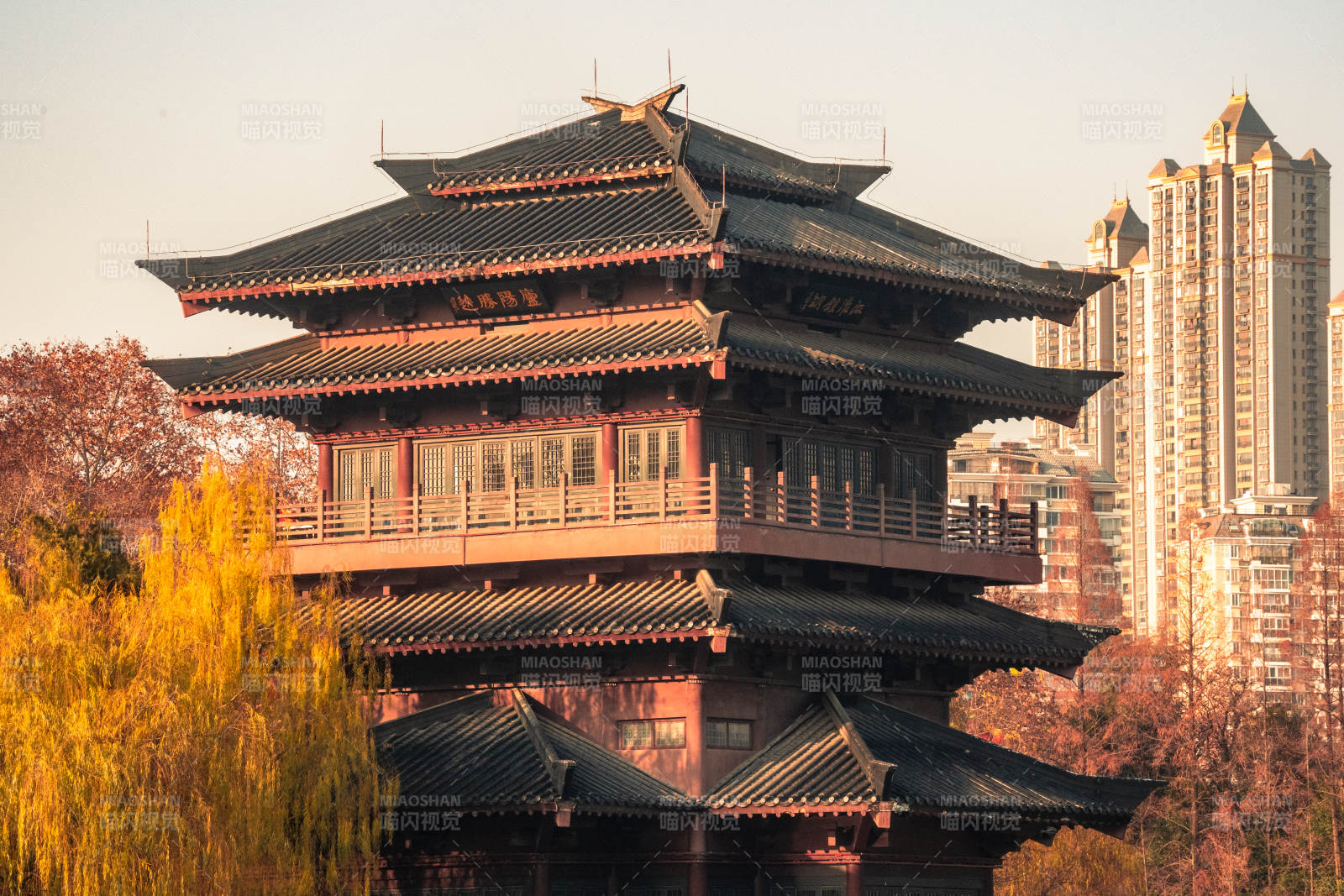 古塔映秋色图片