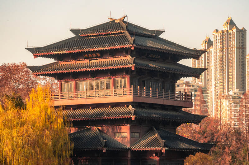 古塔映秋色图片