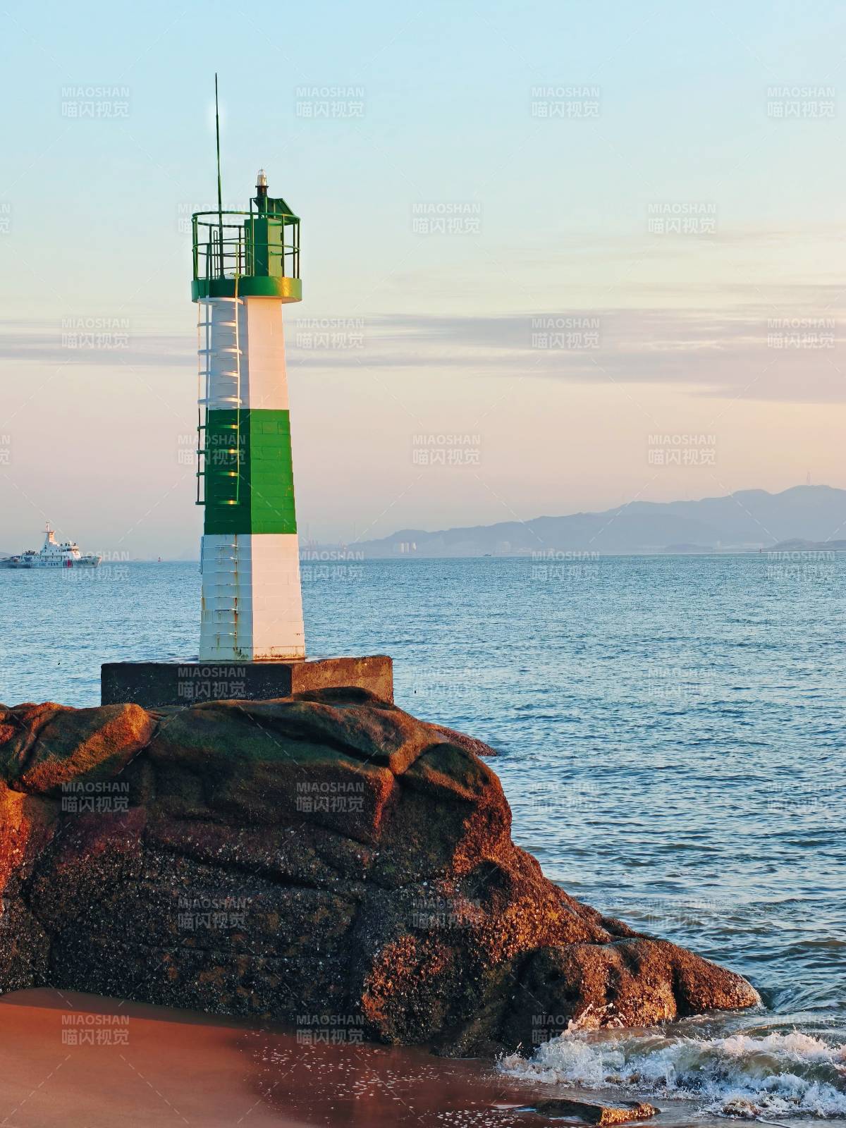 灯塔守望海天图片