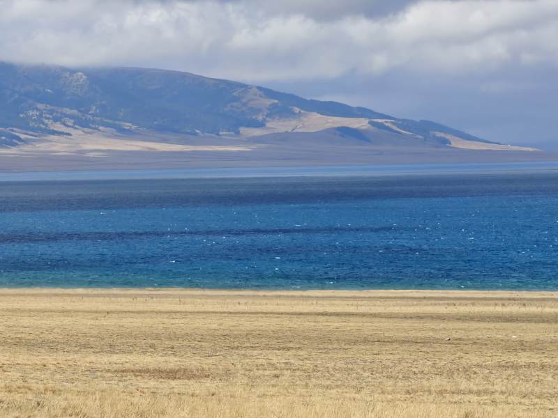 湖畔远山静谧景（新疆塞里木湖）图片