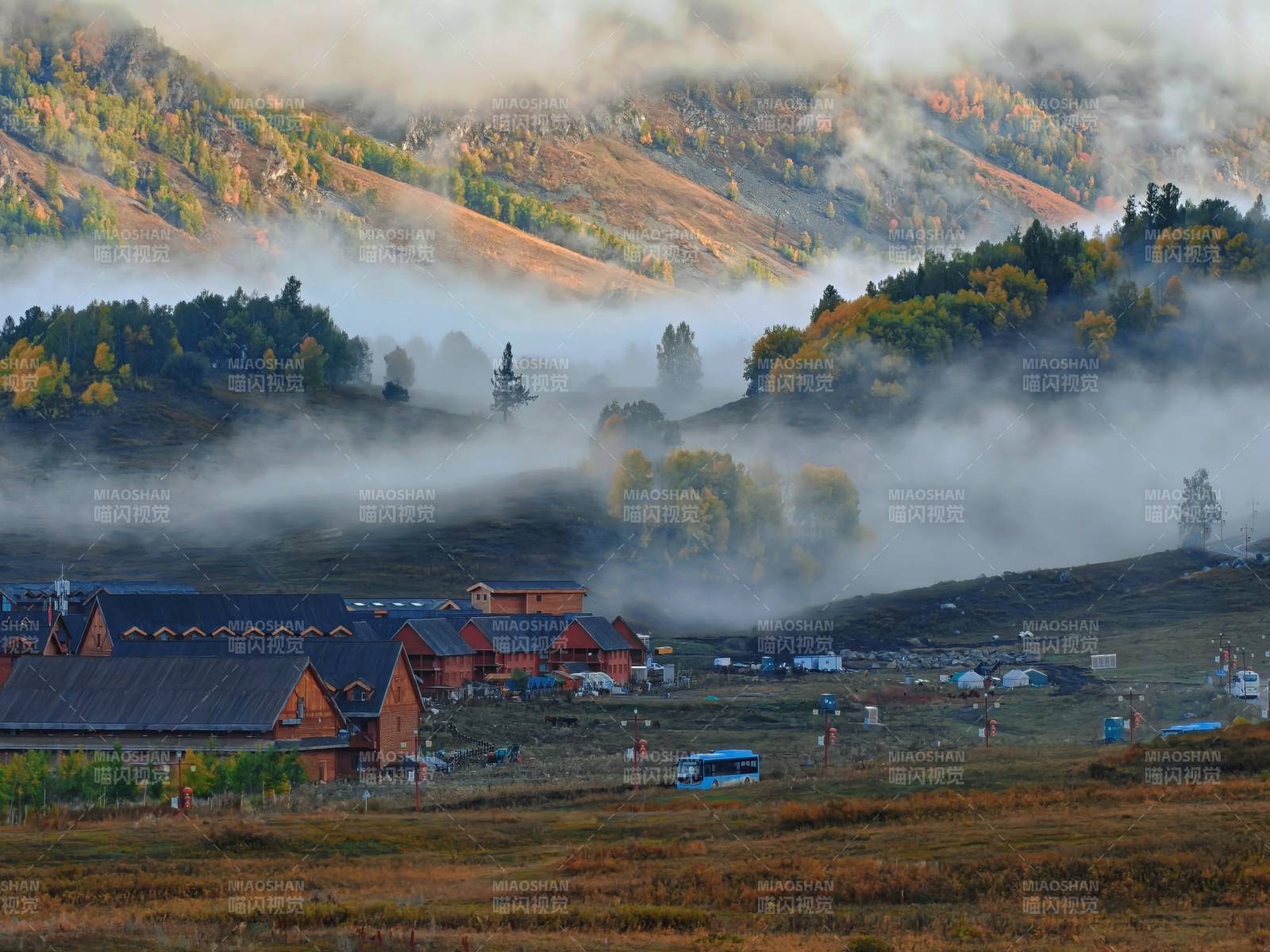 秋雾缭绕山村图片