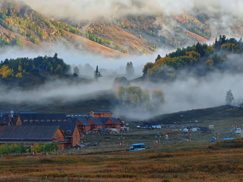 秋雾缭绕山村图片