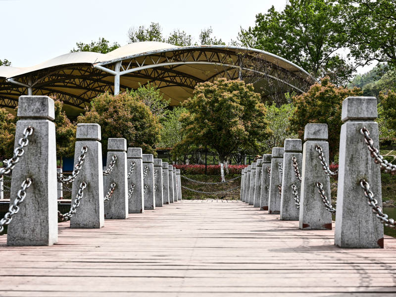 湖北南漳县水镜公园石柱铁链栈桥景观图片