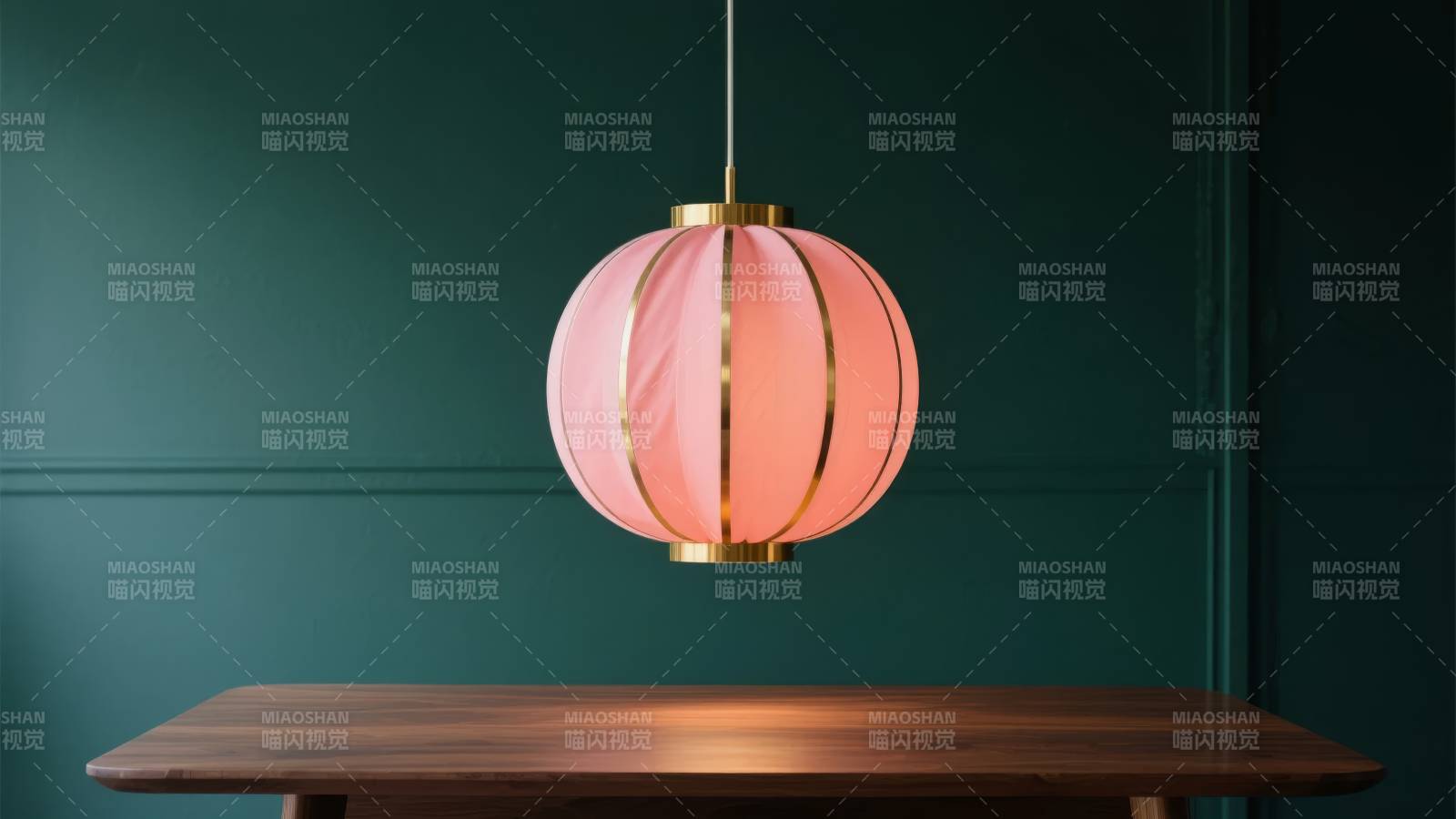 粉红吊灯悬于木桌图片