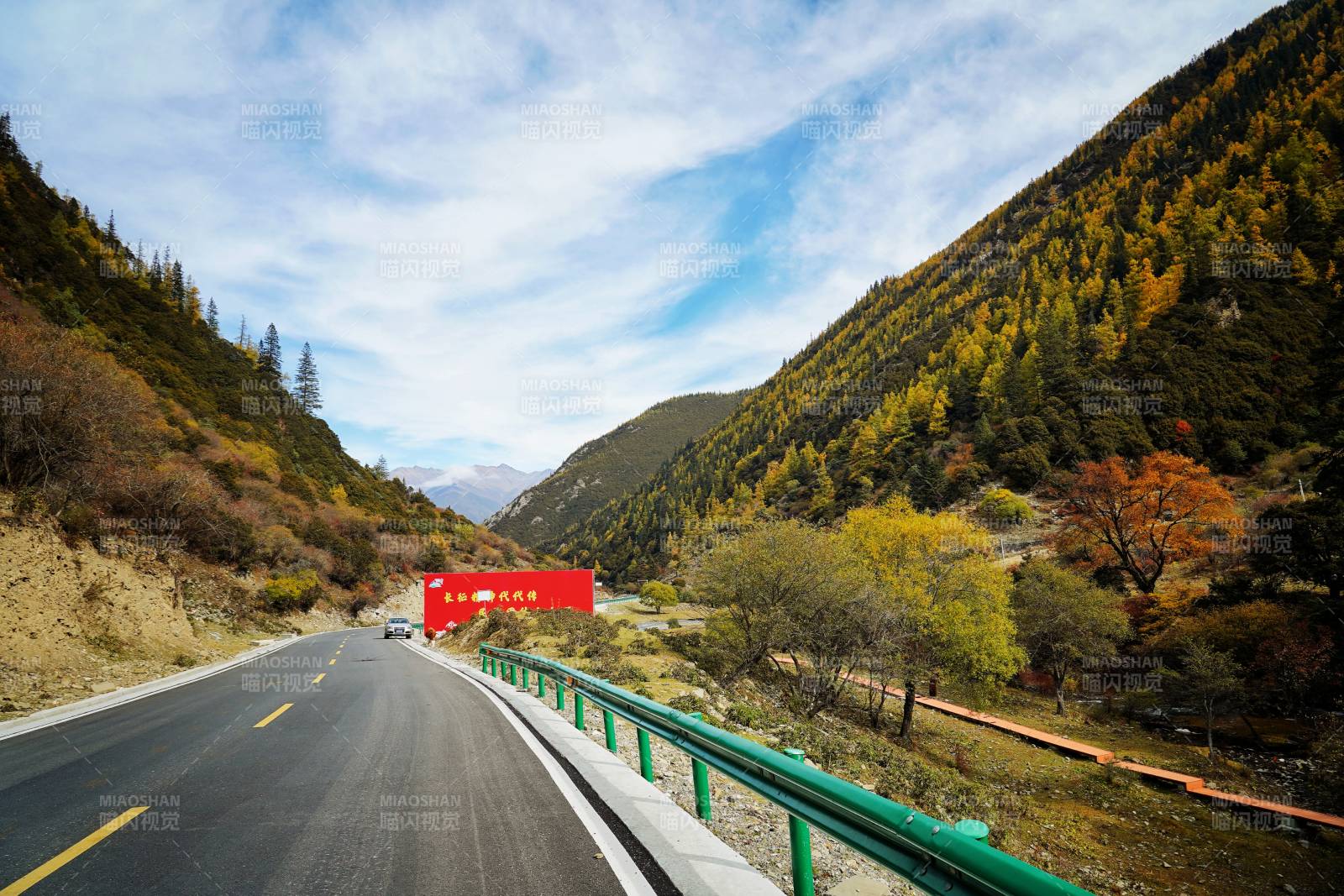 夹金山秋山公路美景图片