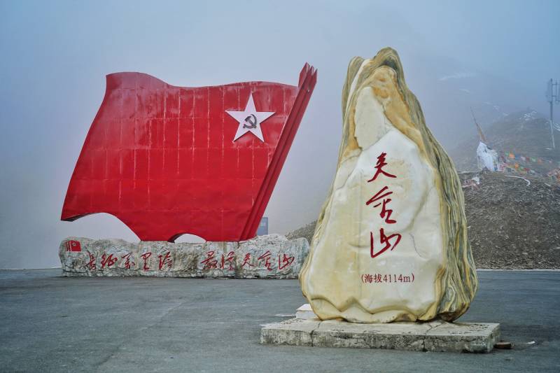 夹金山红旗雕塑图片