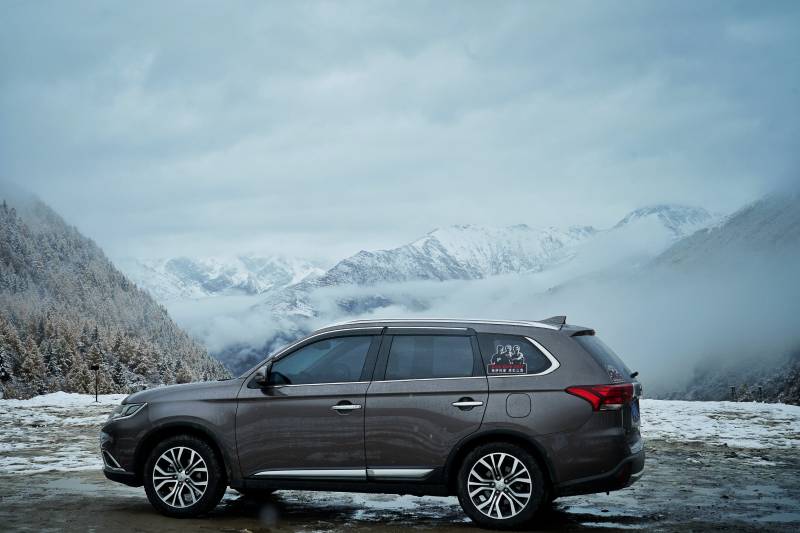 雪山旁的灰色SUV图片