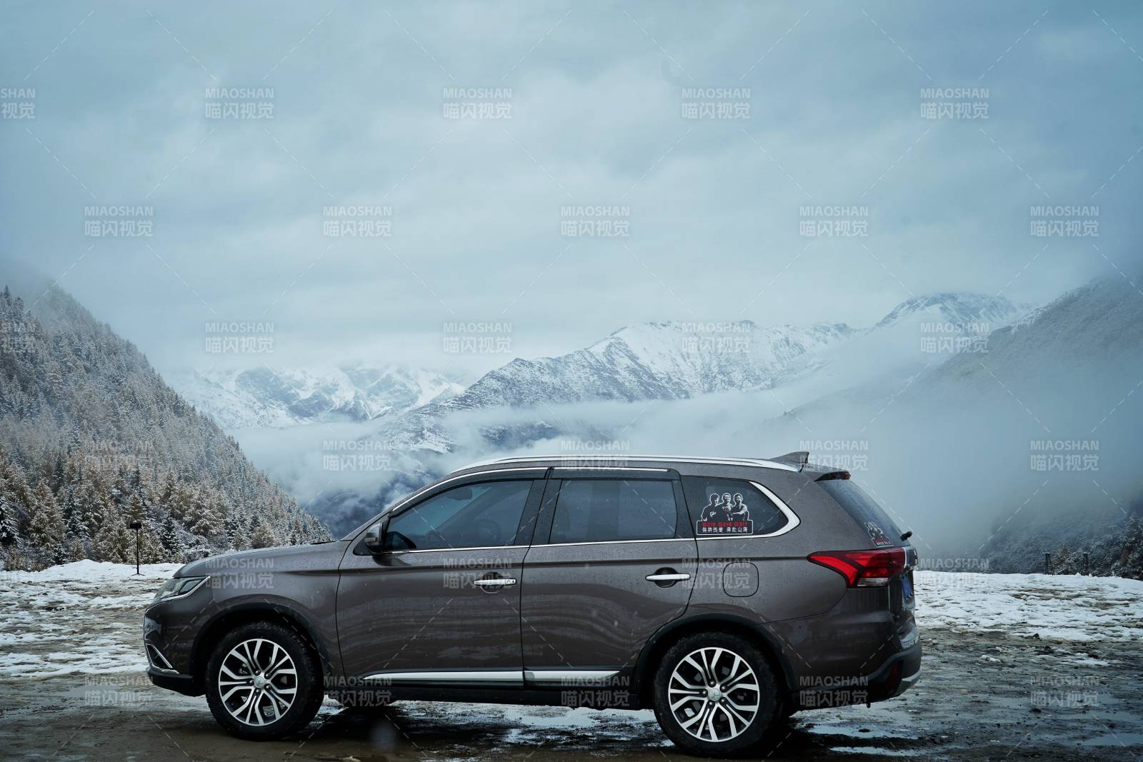 雪山旁的灰色SUV图片