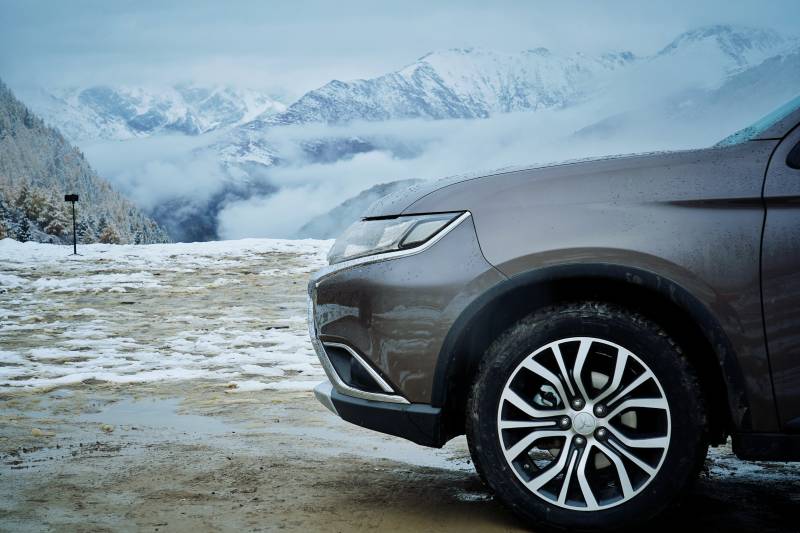 雪山旁的SUV图片