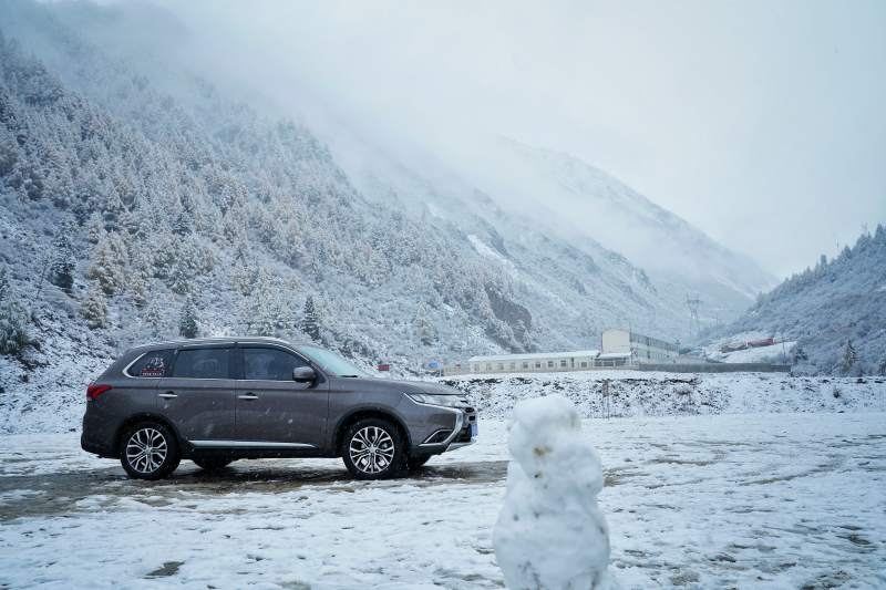 雪地里的灰色SUV图片