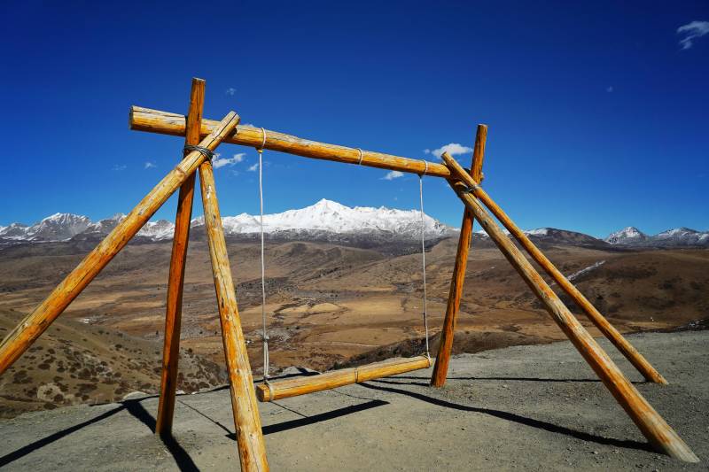 青绕神山下的木架图片
