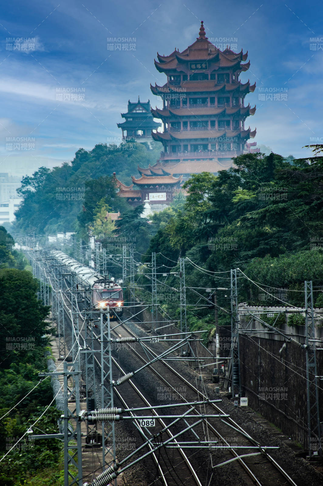 黄鹤楼铁路同框图片