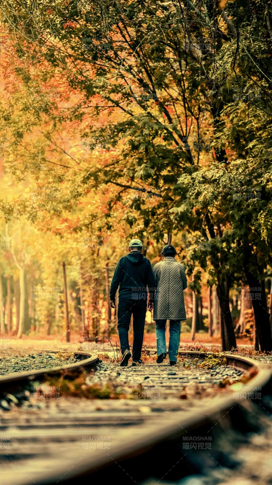 秋日铁轨老夫妻相伴而行图片