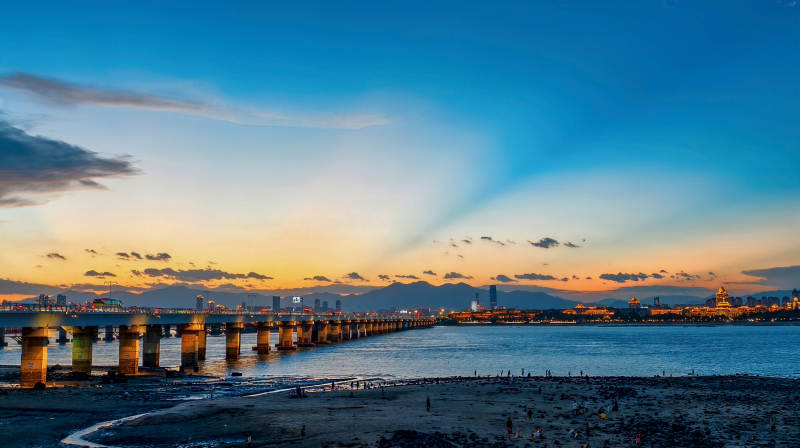 夕阳下的跨海大桥（厦门）图片