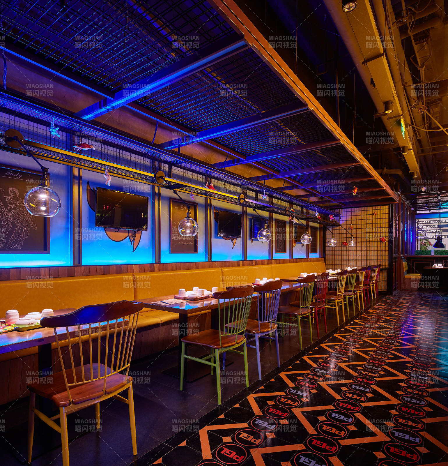 霓虹灯下的餐厅长廊图片