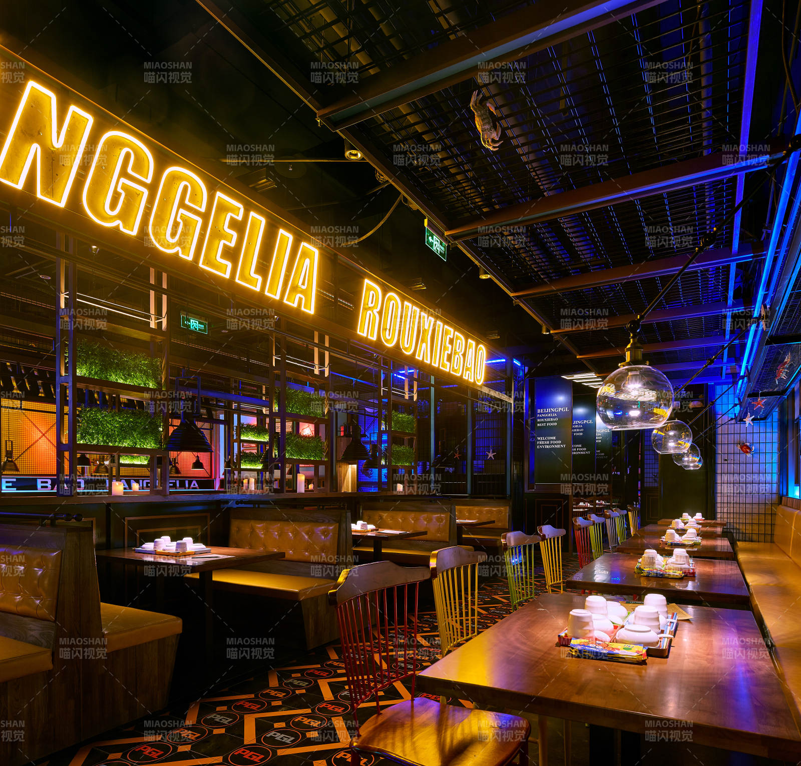 霓虹灯下的餐厅夜景图片