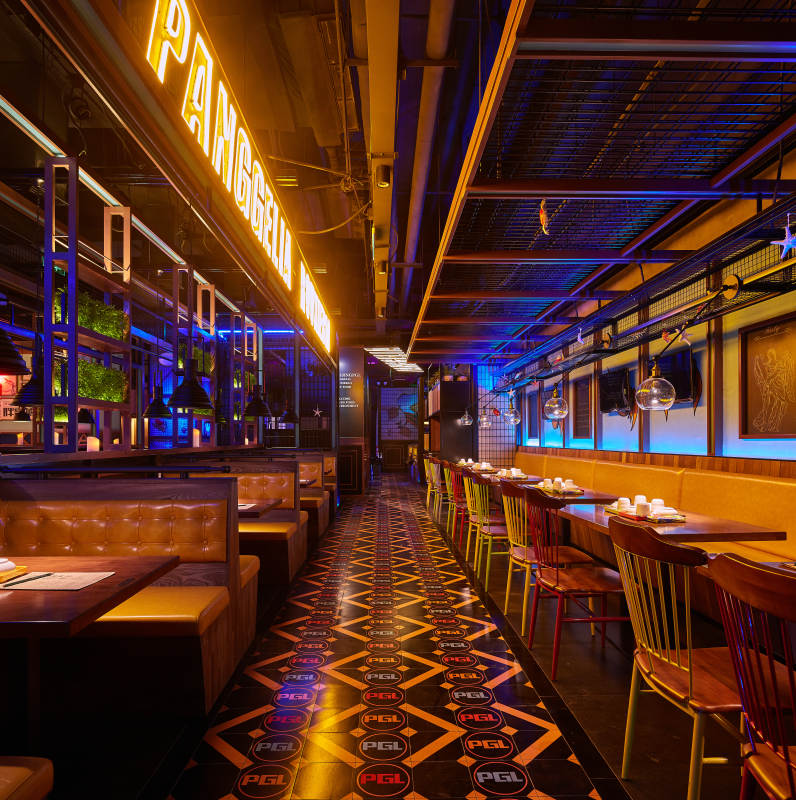 霓虹灯下的餐厅长廊图片