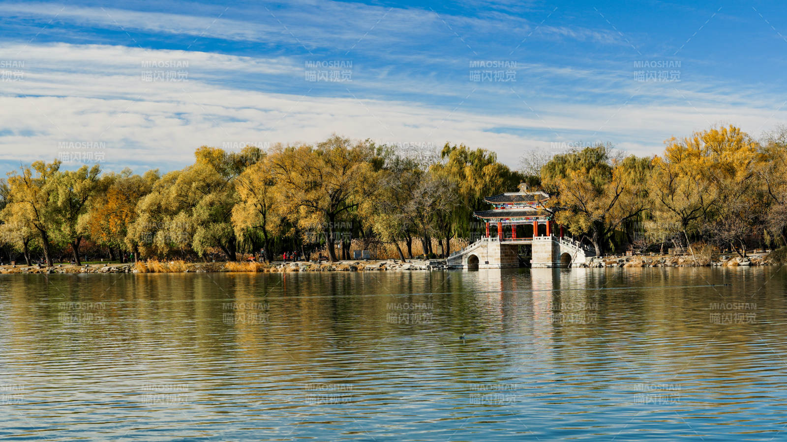 湖畔秋景亭影图片