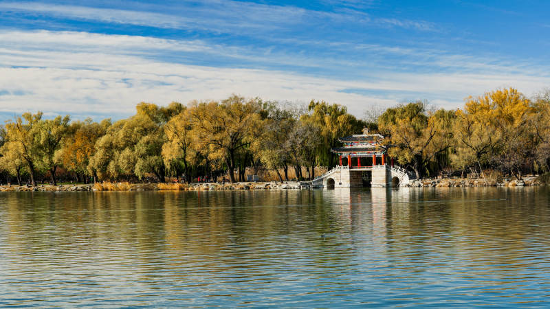 湖畔秋景亭影图片
