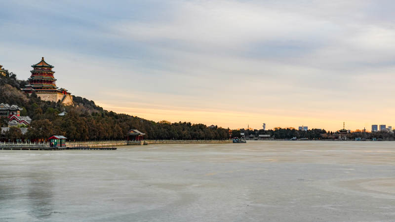 冬日湖畔古塔影图片