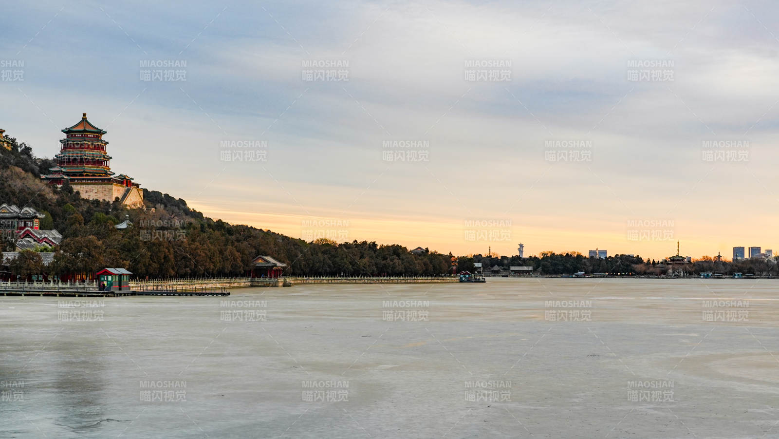 冬日湖畔古塔影图片