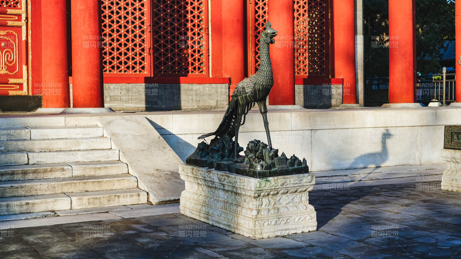 红墙前的铜鹤雕塑图片